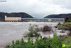 Panorâmica da barragem em descarga, por Diogo Domingos