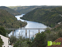 Vista da ponte a partir do Largo Luís de Camões